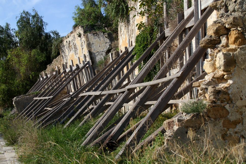 Sicilia_102.JPG - a restare in piedi...