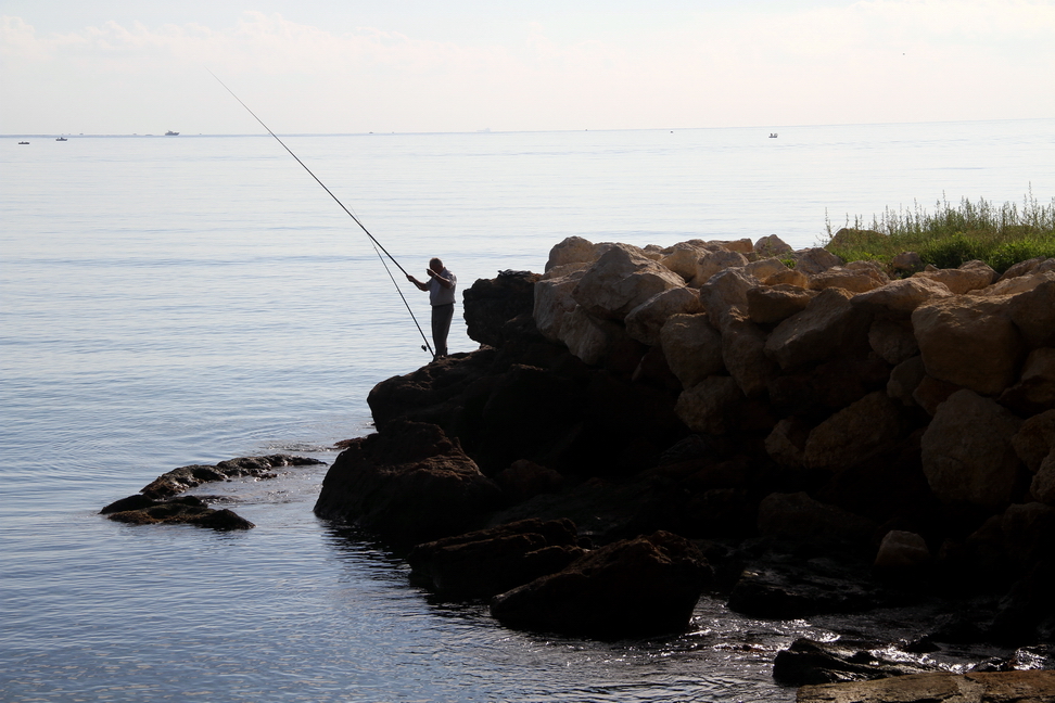 Sicilia_106.JPG - sui massi un pescatore aspetta la sua preda...