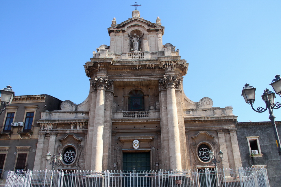 Sicilia_125.JPG - Santuario della Madonna del Carmine a Catania... La facciata è realizzata in tre corpi affiancati ed in quello centrale, sopra il portale, è inserita una statua della Madonna.