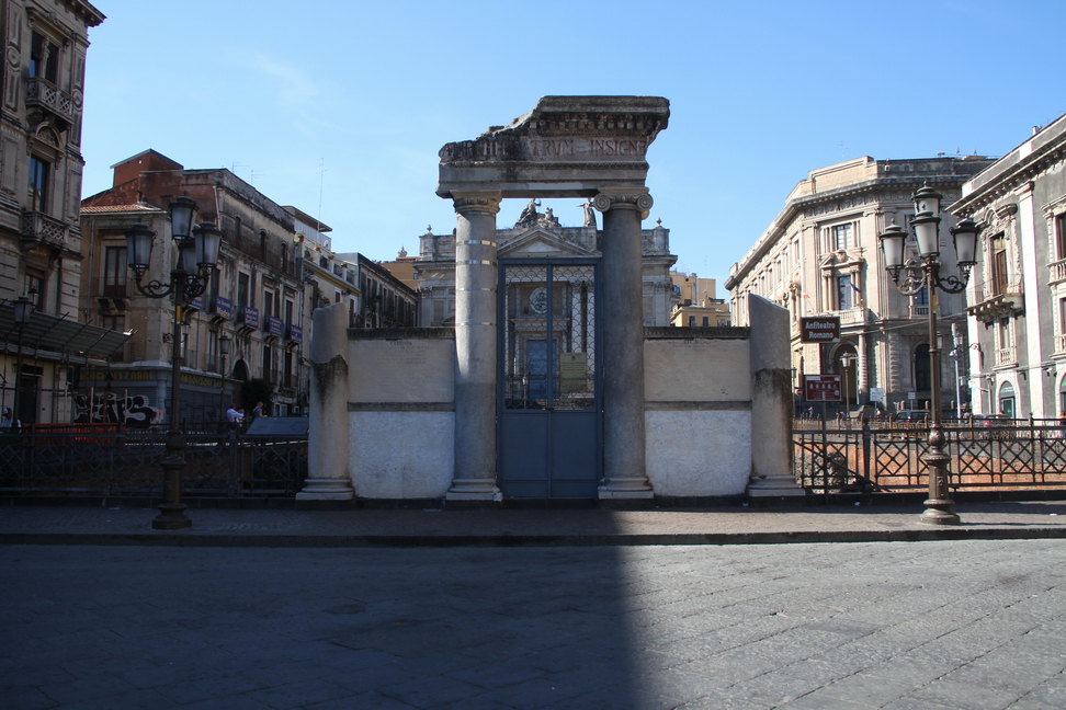 Sicilia_127.JPG - In Piazza Stesicoro, in centro storico di Catania, una porzione dell'anfiteatro romano, riportato alla luce nei primi anni del '900...