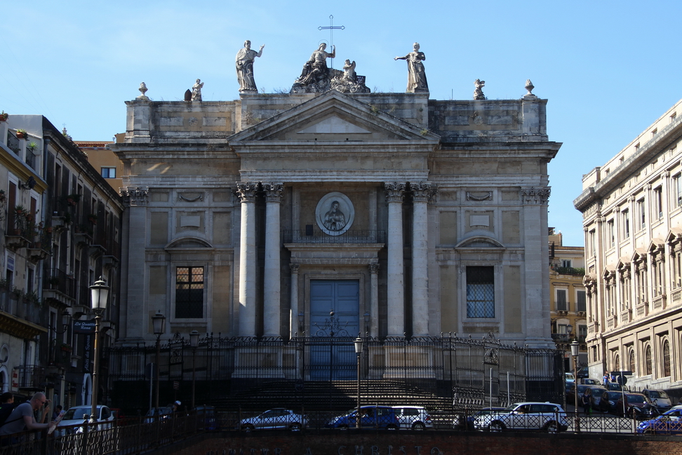 Sicilia_128.JPG - dietro si staglia la chiesa