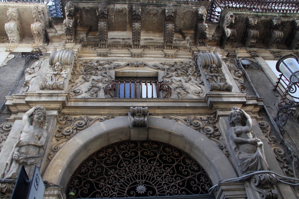 Sicilia_135.JPG - palazzi ricchi di fregi e cariatidi...