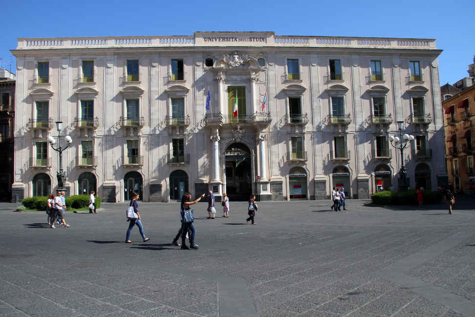 Sicilia_143.JPG - costituito da un intero isolato, come il vicino Palazzo degli Elefanti, con un cortile interno a forma di chiostro con porte originariamente aperte su tutti i quattro lati del palazzo.