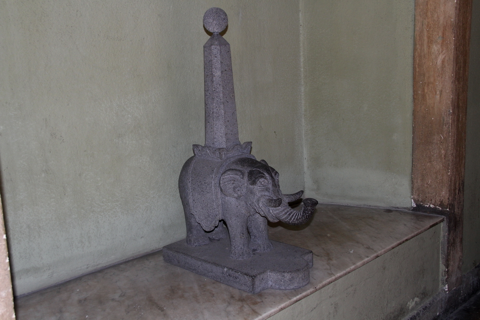 Sicilia_146.JPG - Nell'atrio del palazzo del Comune, un piccolo "Liotru" (elefante, simbolo di Catania)...