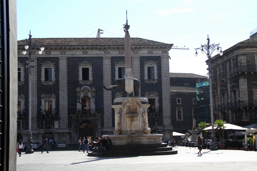 Sicilia_149.JPG - di fronte al Comune in Piazza Duomo la Fontana dell'elefante "il liotru"...