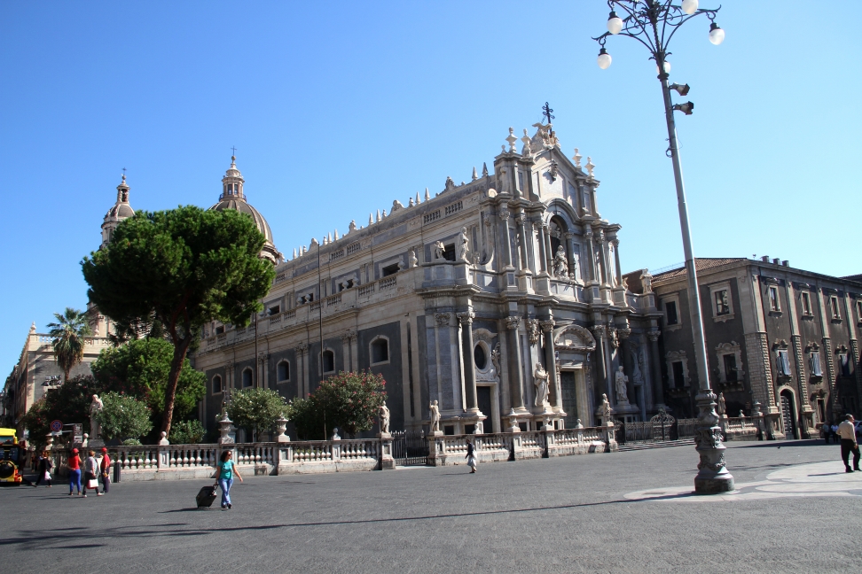 Sicilia_150.JPG - La cattedrale di Sant'Agata  è stata più volte distrutta e riedificata dopo i terremoti e le eruzioni vulcaniche che si sono susseguite nel tempo...