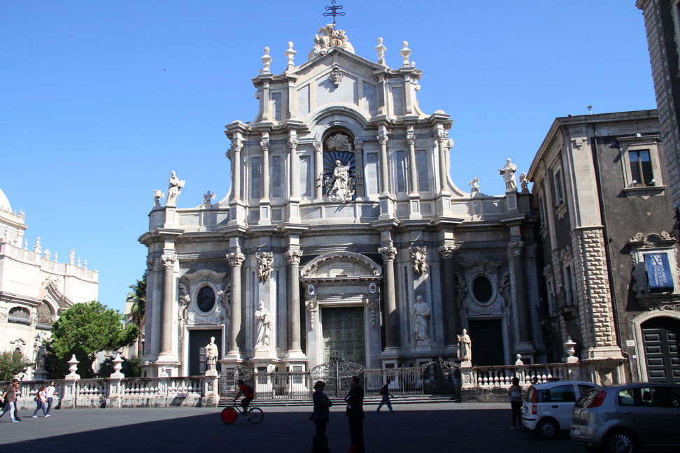 Sicilia_157.JPG - Il primo ordine è costituito da quattro colonne di granito di fattura antica provenienti forse dal Teatro Romano. Il secondo ordine ha sei colonne meno grandi e due piccole poste ai lati dell'ampio finestrone centrale...