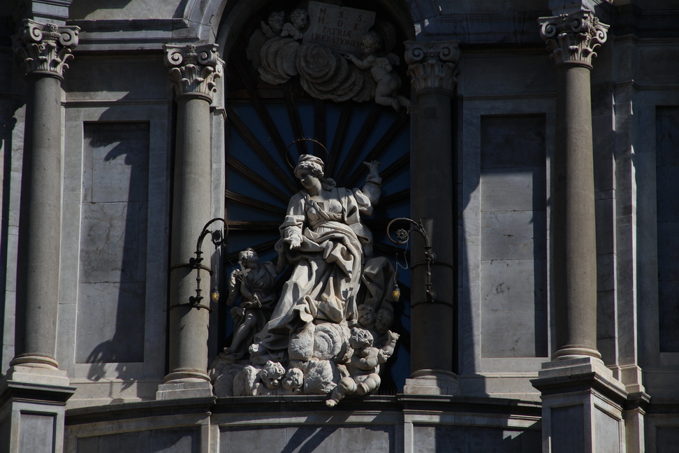 Sicilia_158.JPG - statua marmorea di sant'Agata al centro sulla porta centrale...