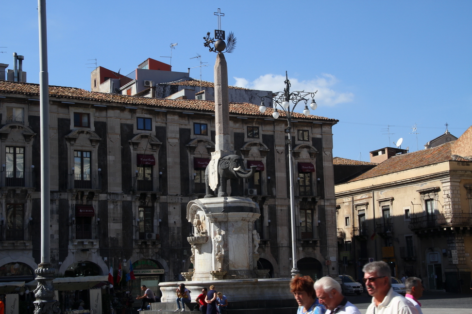 Sicilia_166.JPG - Ai lati dell'elefante cade una gualdrappa marmorea sulla quale sono incisi gli stemmi di sant'Agata, patrona di Catania. Sulla schiena dell'animale si trova un obelisco alto 3,66 metri, in granito, ipoteticamente di Syene