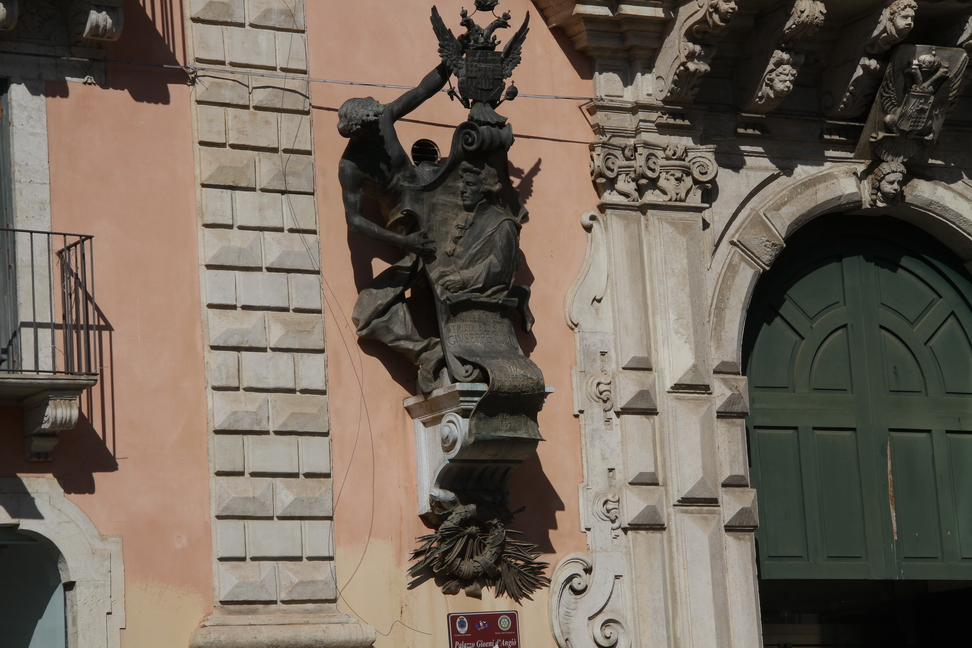 Sicilia_168.JPG - decorazione su un palazzo a lato del Duomo.