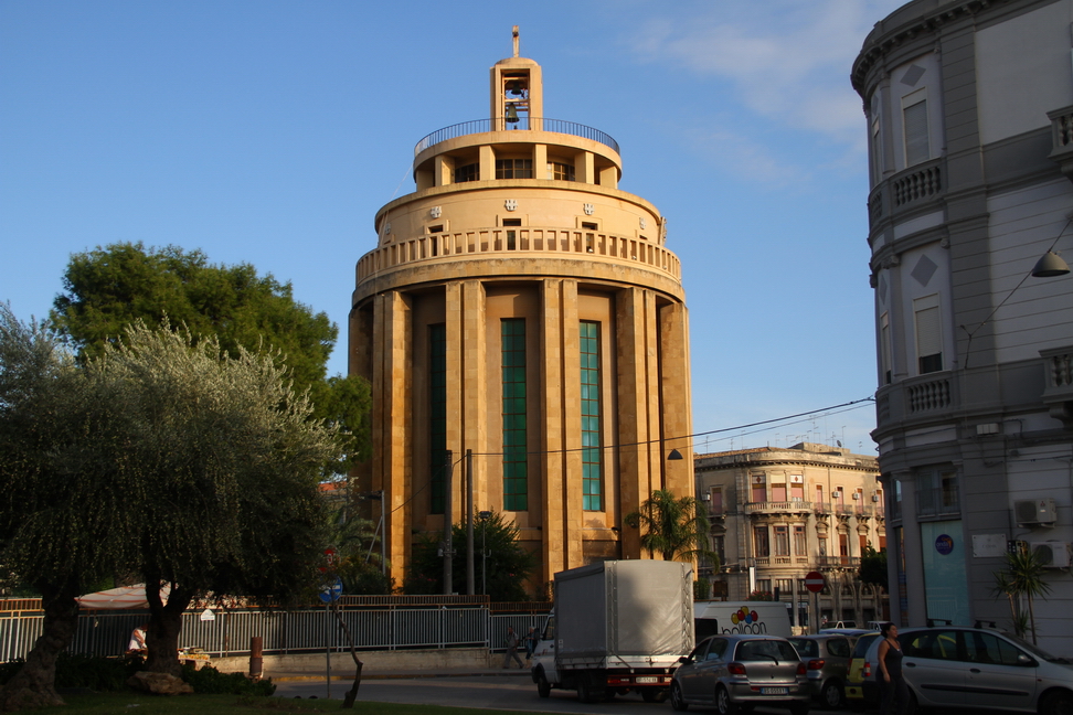 Sicilia_182.JPG - Siracusa, Chiesa di San Tommaso al Pantheon, comunemente chiamata dai siracusani "il Pantheon", è considerata come il principale "Monumento ai Caduti della I guerra mondiale", perché al suo interno riposano le spoglie dei soldati siracusani periti al fronte durante il primo conflitto mondiale.