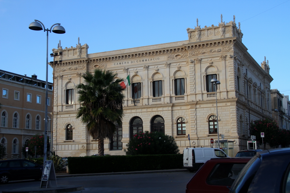 Sicilia_183.JPG - sulla piazza antistante il porto si erge il palazzo della camera di Commercio riccamente decorato...