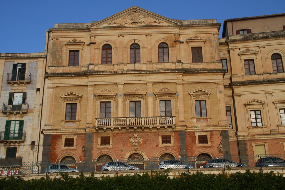 Sicilia_185.JPG - sul lungomare si affacciano palazzi storici...