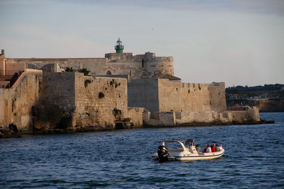 Sicilia_187.JPG - Nel 1321 vi si convocò il Parlamento siciliano che sancì l’eredità del figlio di Alfonso III d'Aragona, Federico III di Aragona. Nel periodo in cui Siracusa fu sede della Camera Reginale (1305–1536) il castello ha ospitato le Regine Costanza d'Aragona nel 1362, Maria d'Aragona nel 1399, Bianca d'Aragona nel 1416, e l’ultima che ebbe in dominio la Città, Germana de Foix, seconda moglie, vedova di Ferdinando il Cattolico. Nel 1540 qui alloggiò anche l’ammiraglio Andrea Doria durante la spedizione organizzata da Carlo V contro i Musulmani.