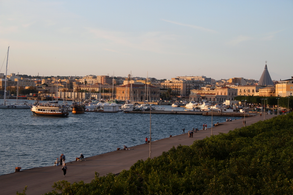 Sicilia_194.JPG - che incorniciano il porto...