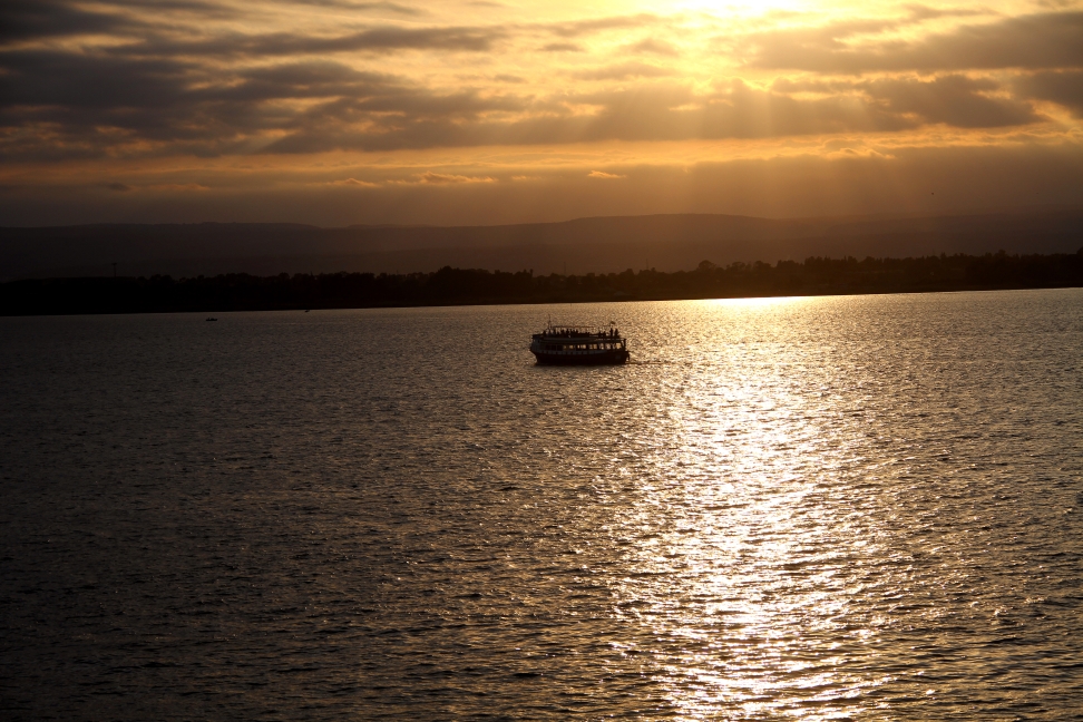 Sicilia_196.JPG - accompagnano nel suo viaggio una piccola nave...