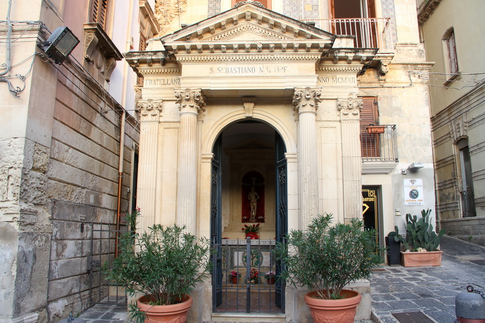 Sicilia_198.JPG - e tra le vecchie strette vie cappelle votive aprono le porte agli sguardi e ai pensieri...