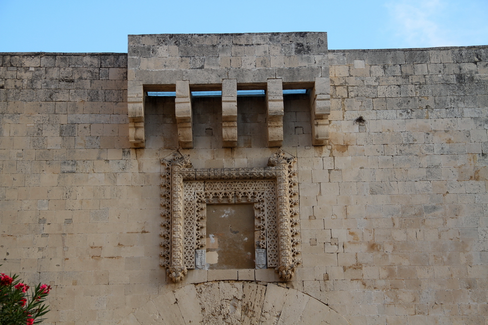 Sicilia_200.JPG - con fregi orientaleggianti danno accesso alla città...