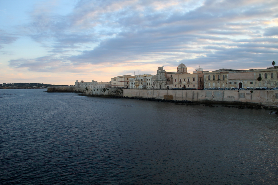 Sicilia_202.JPG - sul mare si affaccia il castello Maniace...