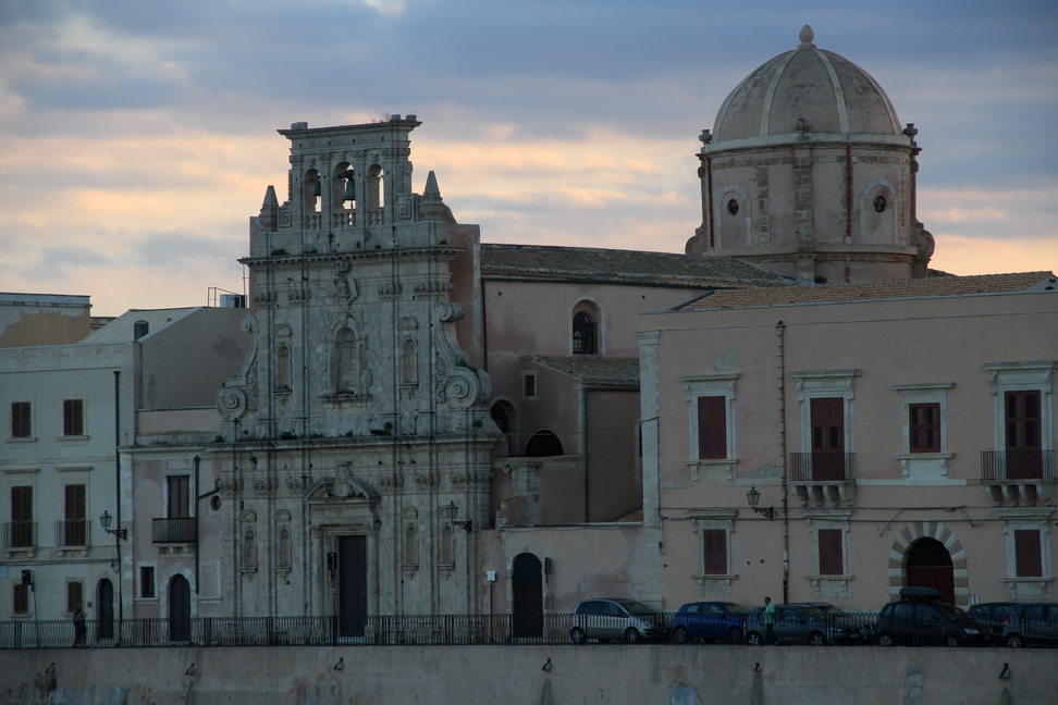 Sicilia_204.JPG - sul Lungomare di Levante di Ortigia si erge la Chiesa dello Spirito Santo e la sua cupola...