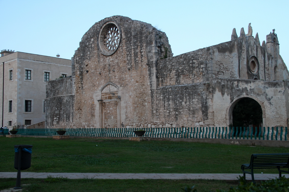 Sicilia_211.JPG - La chiesa di San Giovanni alle catacombe di Siracusa conserva ancora, tracce di quel fascino che spingeva i viaggiatori del '700 e dell'800 a visitarla.