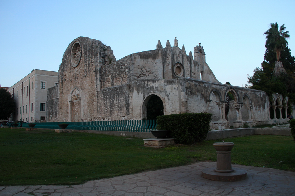 Sicilia_212.JPG - l'antica facciata normanna è segnata dal rosone e dal portale decorato...