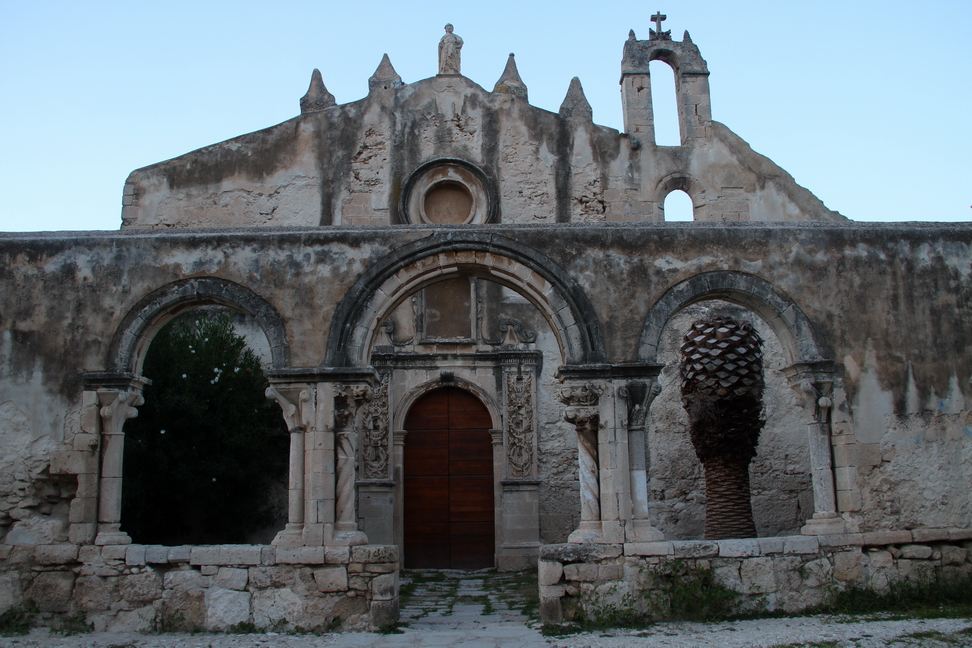 Sicilia_216.JPG - In questo stesso luogo sorgeva in età greca classica una latomia (cava di pietra)