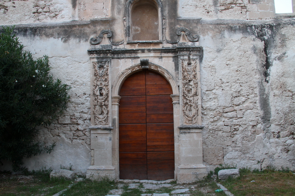 Sicilia_217.JPG - porta di ingresso alla basilica...