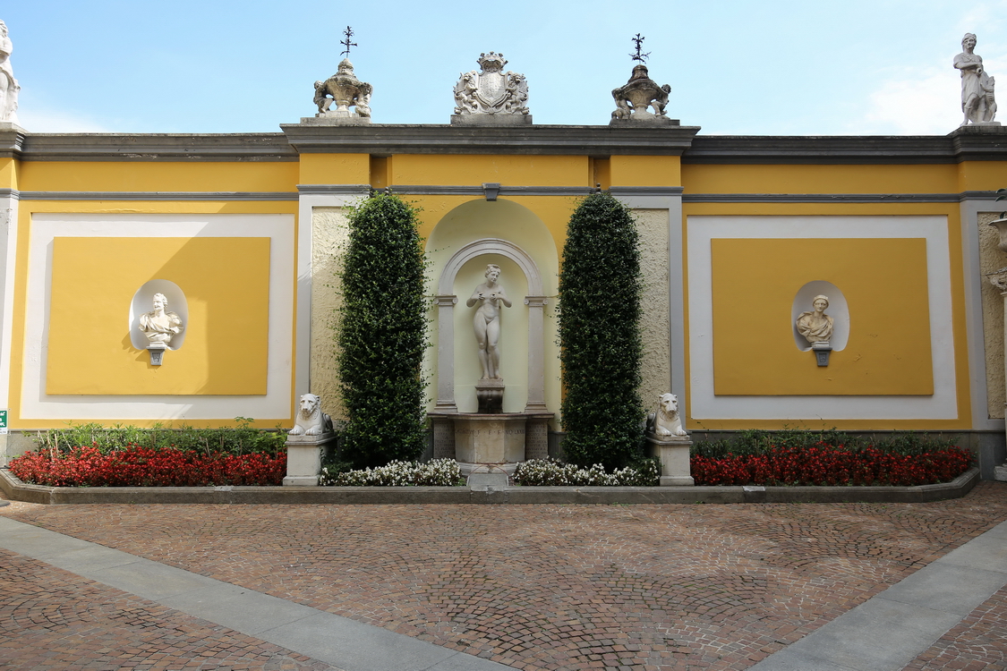 Accorsi-Ometto_001.JPG - Cortile del Museo Accorsi-Ometto fontana dedicata al pittore Antonio Fontanesi che ha abitato nel palazzo