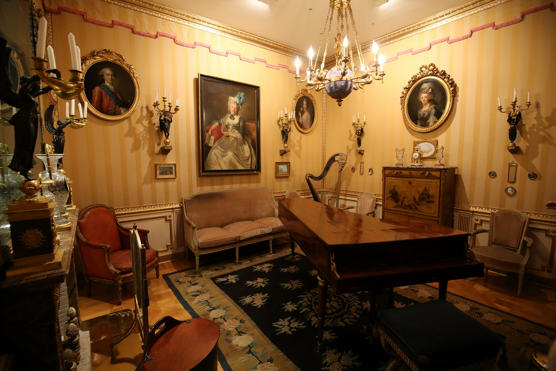 Accorsi-Ometto_078.JPG - Sala della musica con il fortepiano firmato e datato Fratelli Erard 1818.