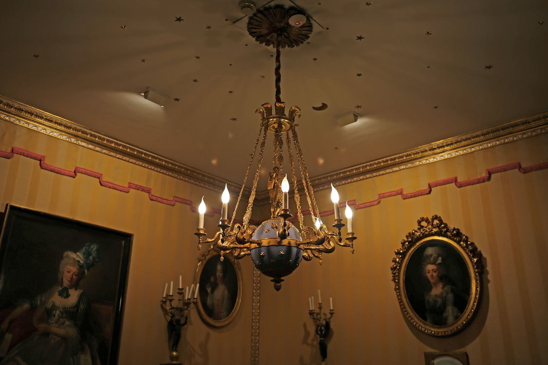 Accorsi-Ometto_080.JPG - Sala della musica particolare del lampadario con un grande globo centrale e sul soffitto stelle e luna