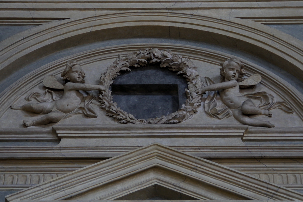 Nuvole_008.JPG - Torino - Palazzo Madama - Scalone d'onore - Medaglione in stucco con ghirlanda fiorita