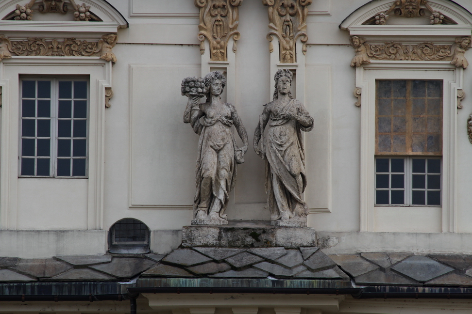 Nuvole_059.JPG - Torino - Viale Mattioli - Castello del Valentino - Statue