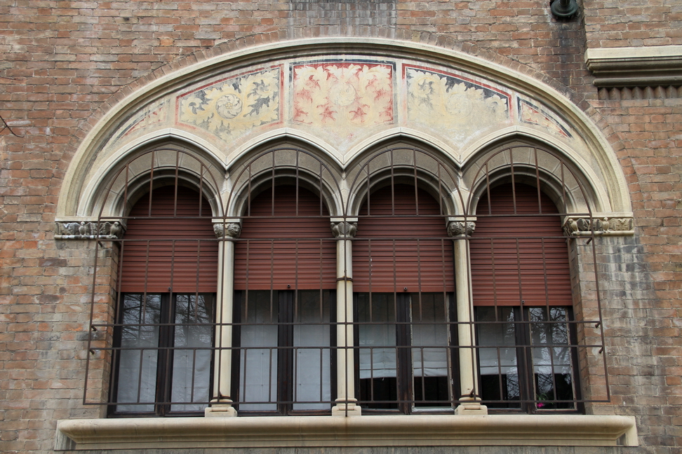 Nuvole_091.JPG - Torino - Corso Generale Giuseppe Govone - Dipinti floreali su arcate finestra ormai quasi invisibili.