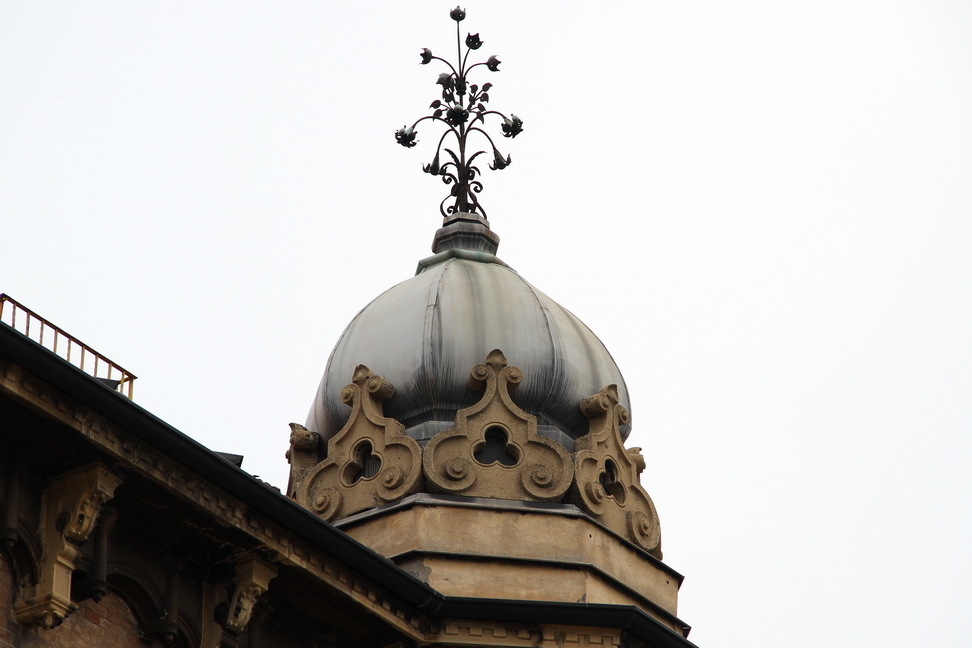 Nuvole_093.JPG - Torino - Corso Rodolfo Gabrielli Detto Montevecchio - Cupola con decori floreali su torretta.