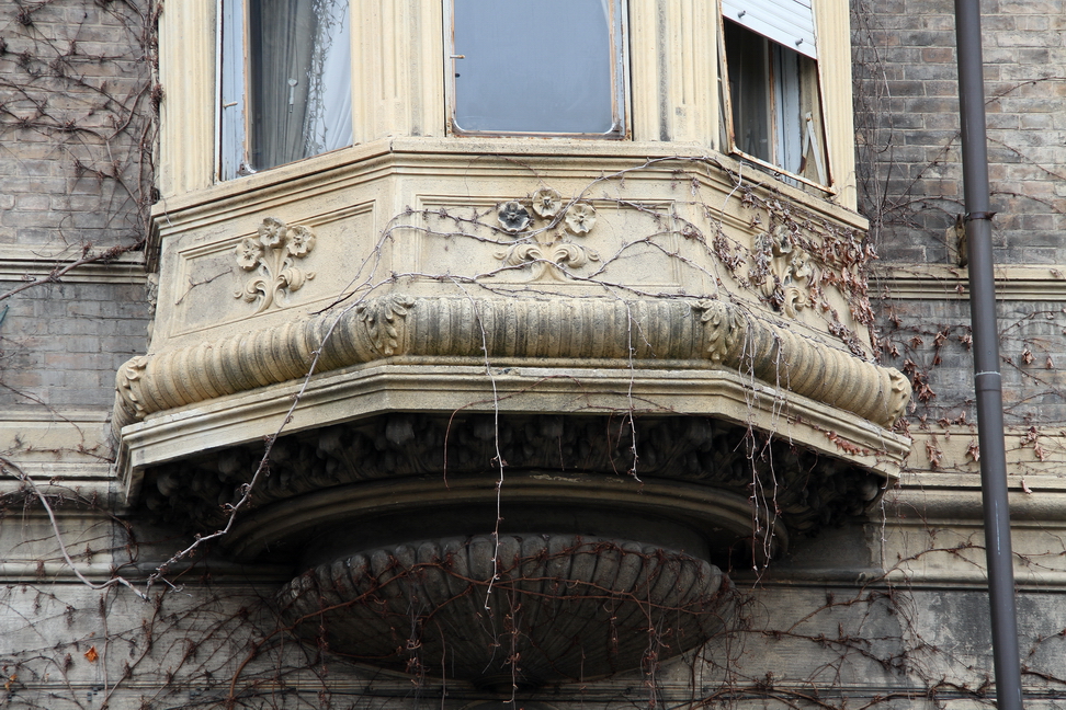 Nuvole_094.JPG - Torino - Corso Rodolfo Gabrielli Detto Montevecchio - Balcone scolpito con motivi floreali.