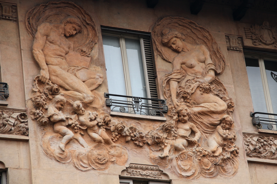 Nuvole_102.JPG - Torino - Corso Rodolfo Gabrielli Detto Montevecchio - Decorazione allegorica con figure maschile e femminile sorrette da putti con corone di fiori.