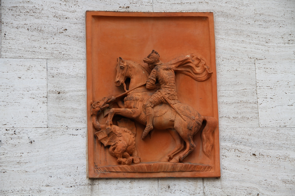 Nuvole_106.JPG - Torino - Via Giovanni Battista Bricherasio - Cavaliere uccide il drago (S. Giorgio?).