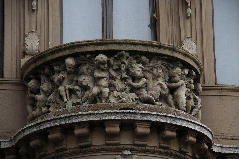 Nuvole_126.JPG - Torino - Corso Galileo Ferraris - Balcone scolpito con putti.