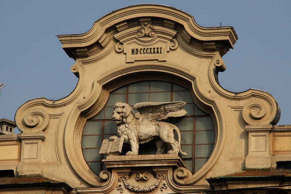 Nuvole_144.JPG - Torino - Piazza Solferino - Leone di San Marco.