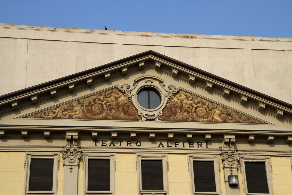 Nuvole_149.JPG - Torino - Piazza Solferino - Teatro Alfieri - Costruito su progetto di Barnaba Panizza fu inaugurato nel 1855. Inizialmente fu adibito a rappresentazioni liriche ed equestri grazie alla notevole capienza di 2.000 spettatori. In seguito divenne meta preferita per rappresentazioni di prosa. - Timpano decorato.