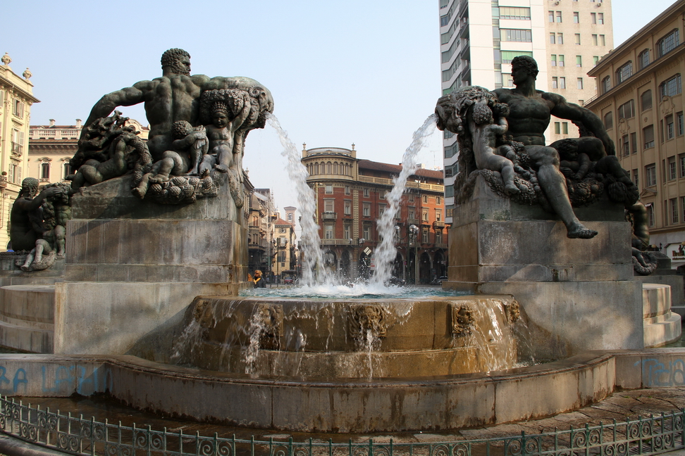 Nuvole_150.JPG - Torino - Piazza Solferino - Fontana Angelica - Mascheroni con getto d'acqua - La Fontana Angelica fu eseguita nel 1930 da Giovanni Riva (1890-1973), la Fontana è composta da quattro gruppi statuari, allegorici delle stagioni, con figure maschili e femminili circondate da putti e simboli naturali.