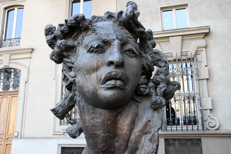 Nuvole_151.JPG - Torino - Piazza Solferino - Scultura Hoy es Hoy opera del messicano Javier Marin. Testa di donna in bronzo, alta 4 metri del peso di quasi 2 tonnellate, che celebra i due aspetti primordiali dell' umanità, quello intellettuale e quello emotivo.