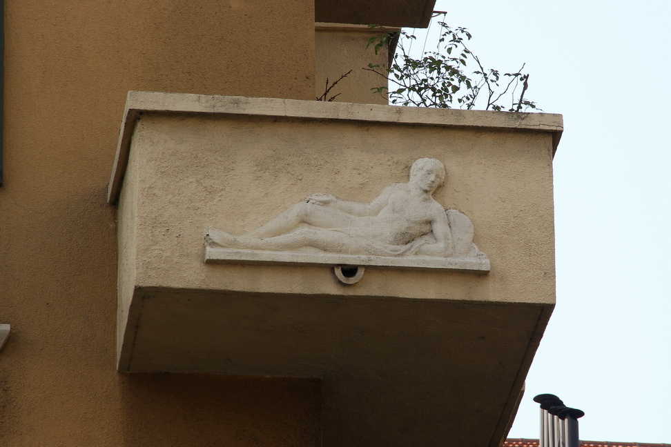 Nuvole_155.JPG - Torino - Via dell'Arcivescovado - Balcone con altorilievo di figura maschile sdraiata.