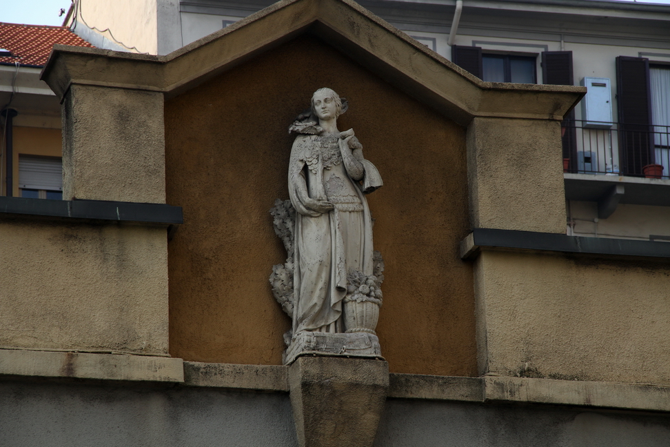 Nuvole_156.JPG - Torino - Via dell'Arcivescovado - Statua di figura femminile con mantello di fiori e ai piedi un cesto di fiori.