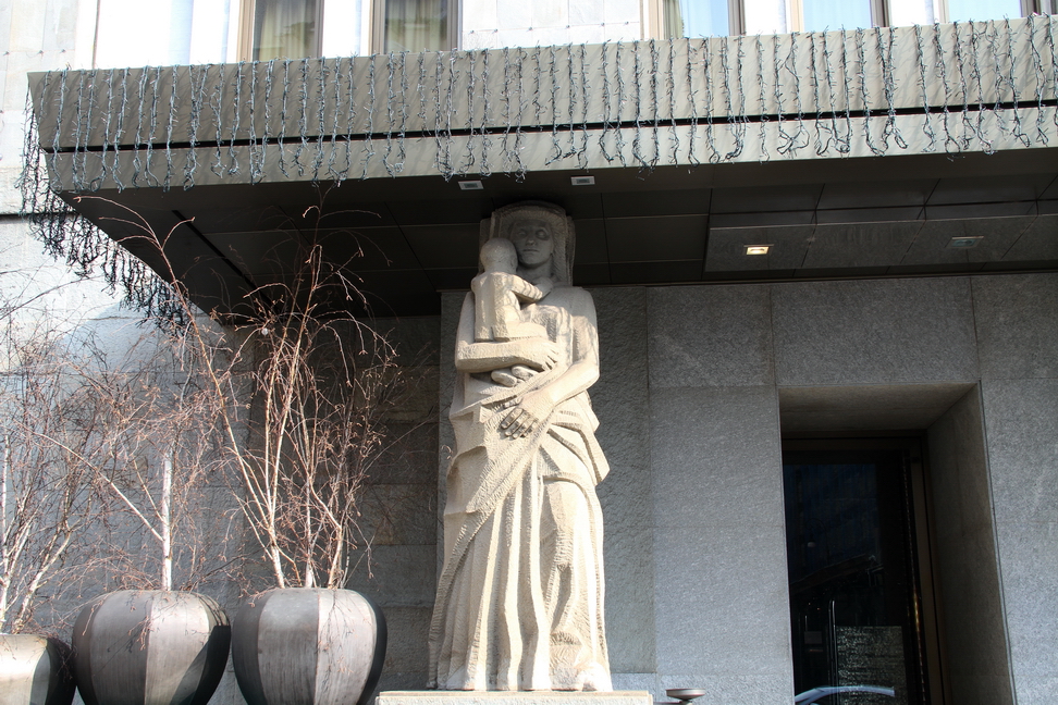 Nuvole_157.JPG - Torino - Via dell'Arcivescovado - Golden Palace Hotel - Statue femminili disegnate e modellate dallo scultore Umberto Baglioni, Docente all’Accademia Albertina di Torino che si avvalse per la realizzazione delle sculture in pietra dello scultore Giovanni Chissotti. Le due opere, in pietra grigia del Lago Maggiore, simboleggiano Fecondità ed Abbondanza.