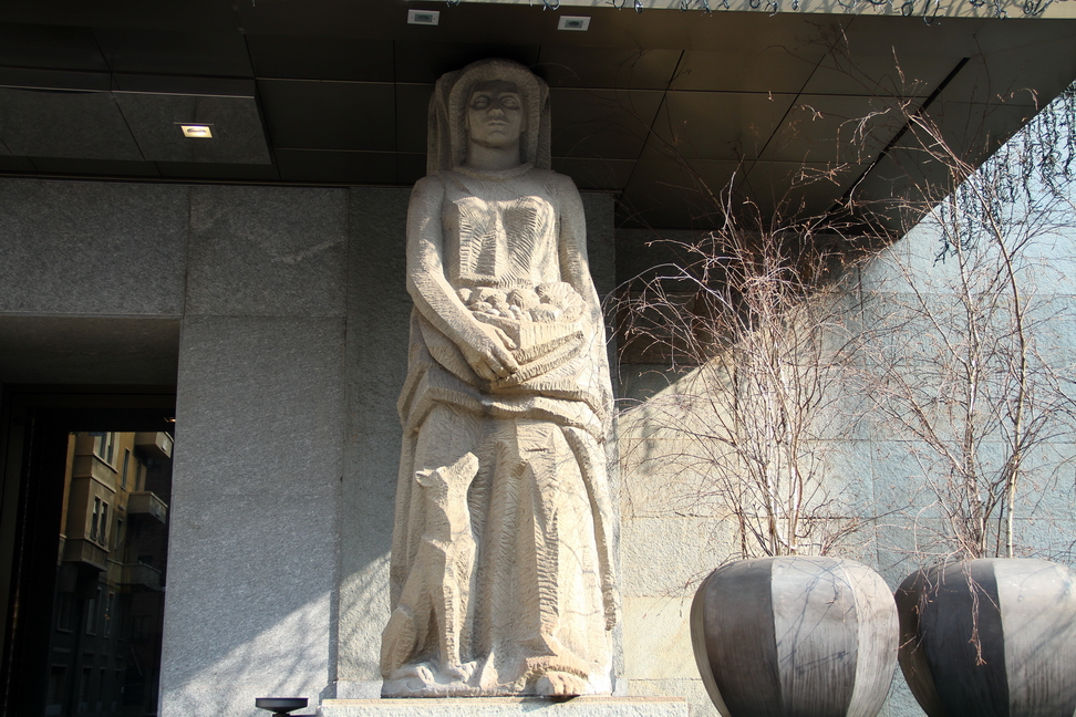 Nuvole_158.JPG - Torino - Via dell'Arcivescovado - Golden palace Hotel - Statue femminili disegnate e modellate dallo scultore Umberto Baglioni, Docente all’Accademia Albertina di Torino che si avvalse per la realizzazione delle sculture in pietra dello scultore Giovanni Chissotti. Le due opere, in pietra grigia del Lago Maggiore, simboleggiano Fecondità ed Abbondanza.