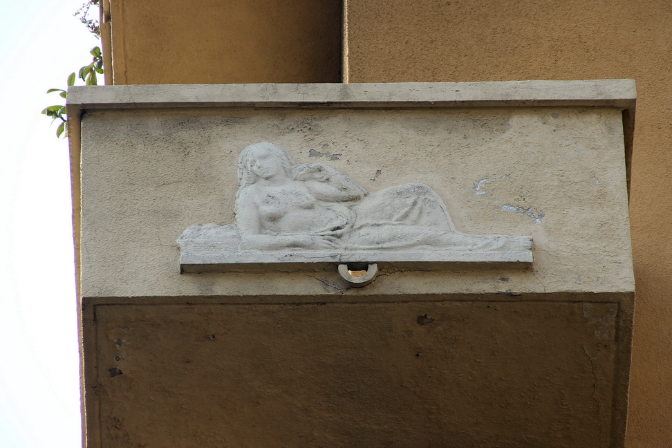 Nuvole_159.JPG - Torino - Via dell'Arcivescovado - Balcone con altorilievo di figura femminile sdraiata.