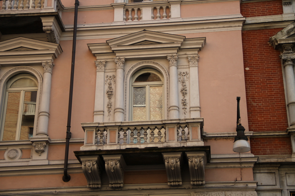 Nuvole_223.JPG - Torino - Via XX Settembre - Decorazione a tempietto con timpano, colonnine e motivi floreali.