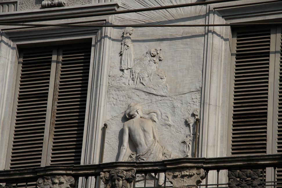 Nuvole_237.JPG - Torino - Corso Rodolfo Gabrielli Detto Montevecchio - Altorilievo con figura di donna sdraiata appoggiata a una mano e in alto pastorella con le pecore...